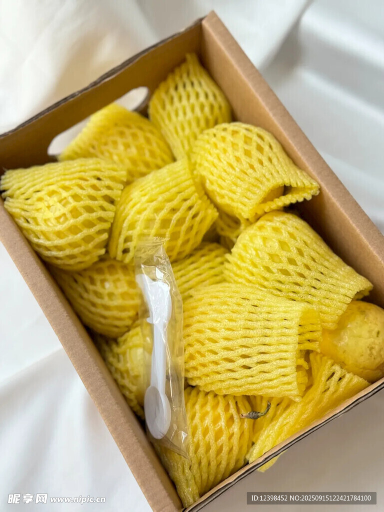 盒裝黃色網(wǎng)套水果