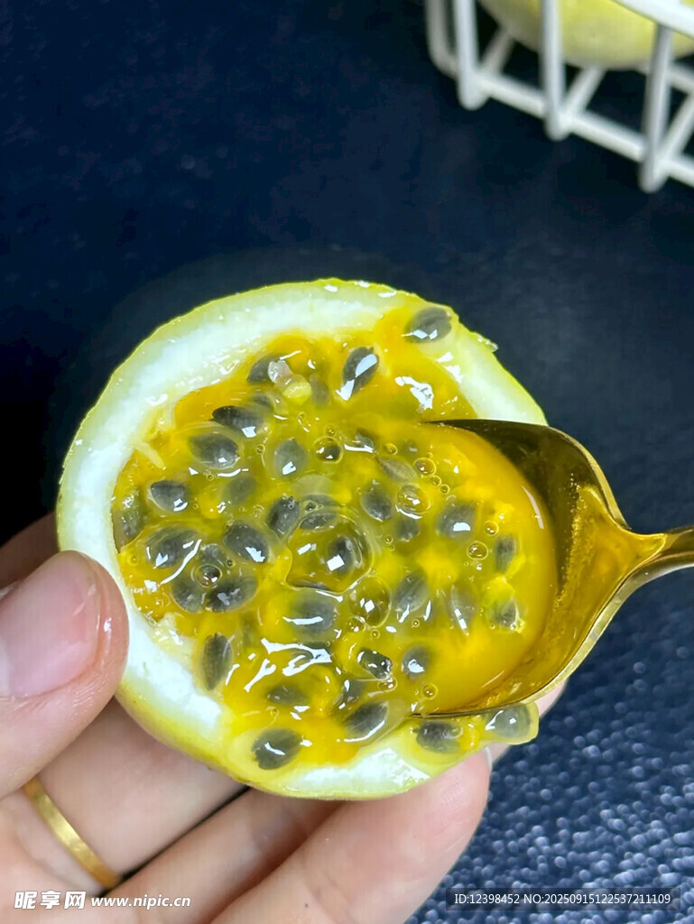 手持勺子挖取百香果果肉