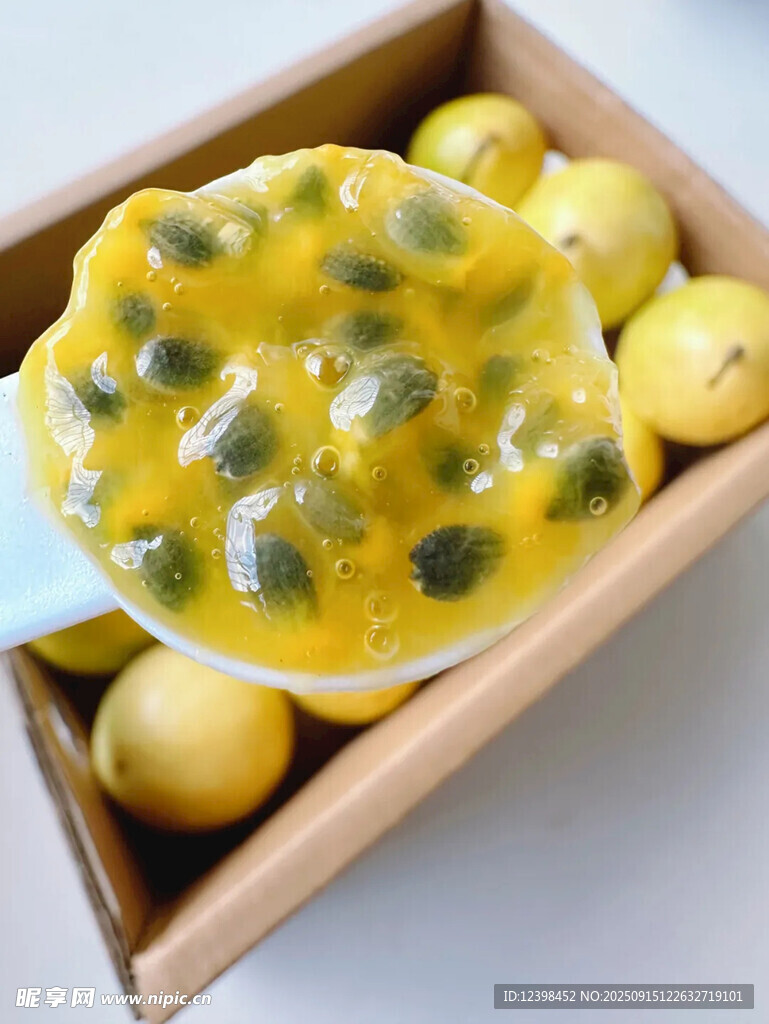 新鮮百香果果肉誘人呈現(xiàn)