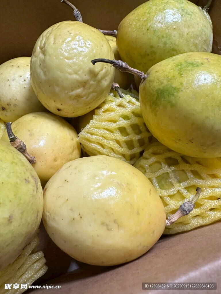 新鮮飽滿的黃金百香果