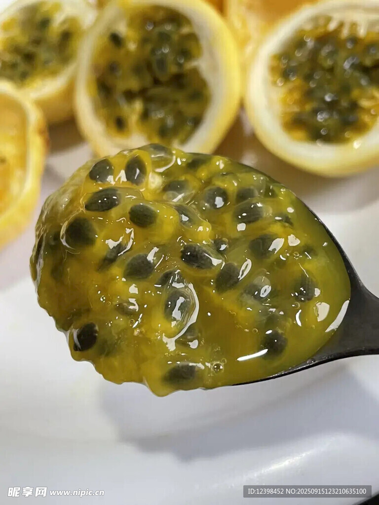 勺子舀起的新鮮百香果