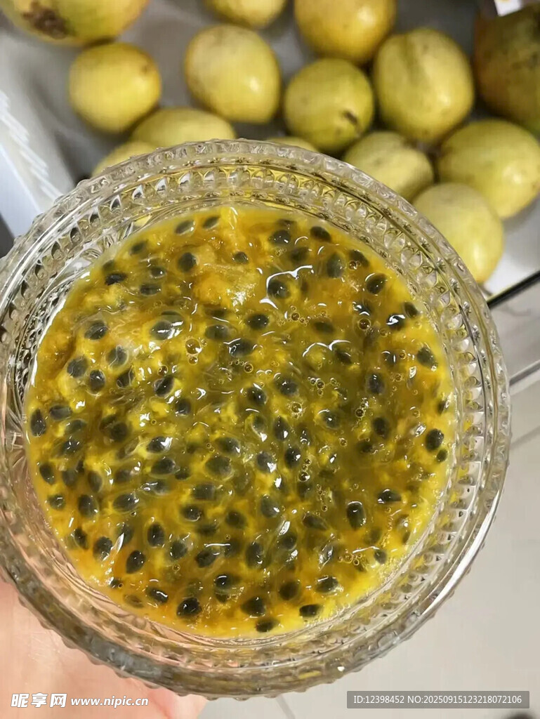 手持玻璃杯中的美味百香果