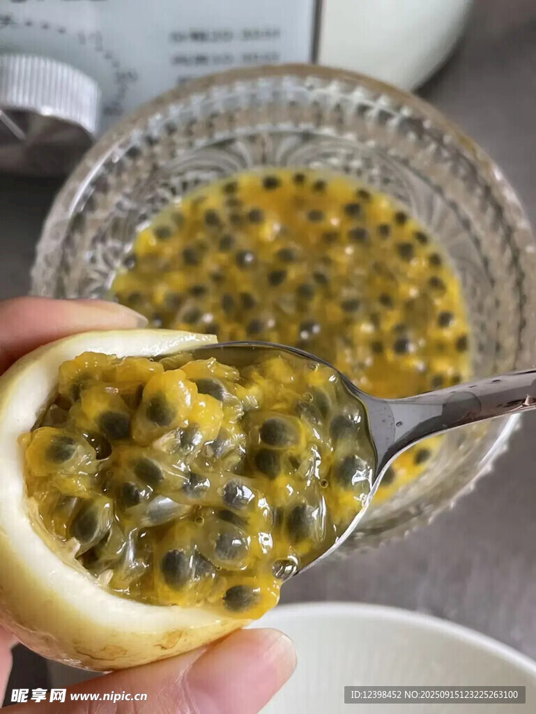 手持百香果舀取果肉瞬間