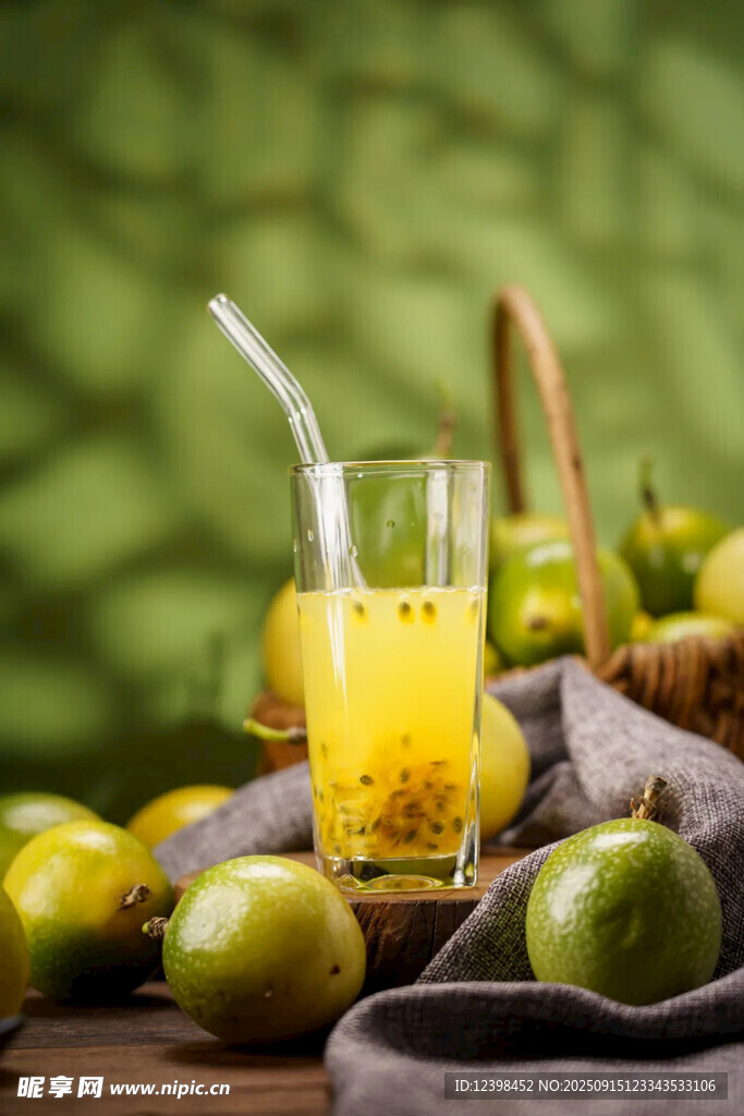 一杯百香果青檸果汁飲品