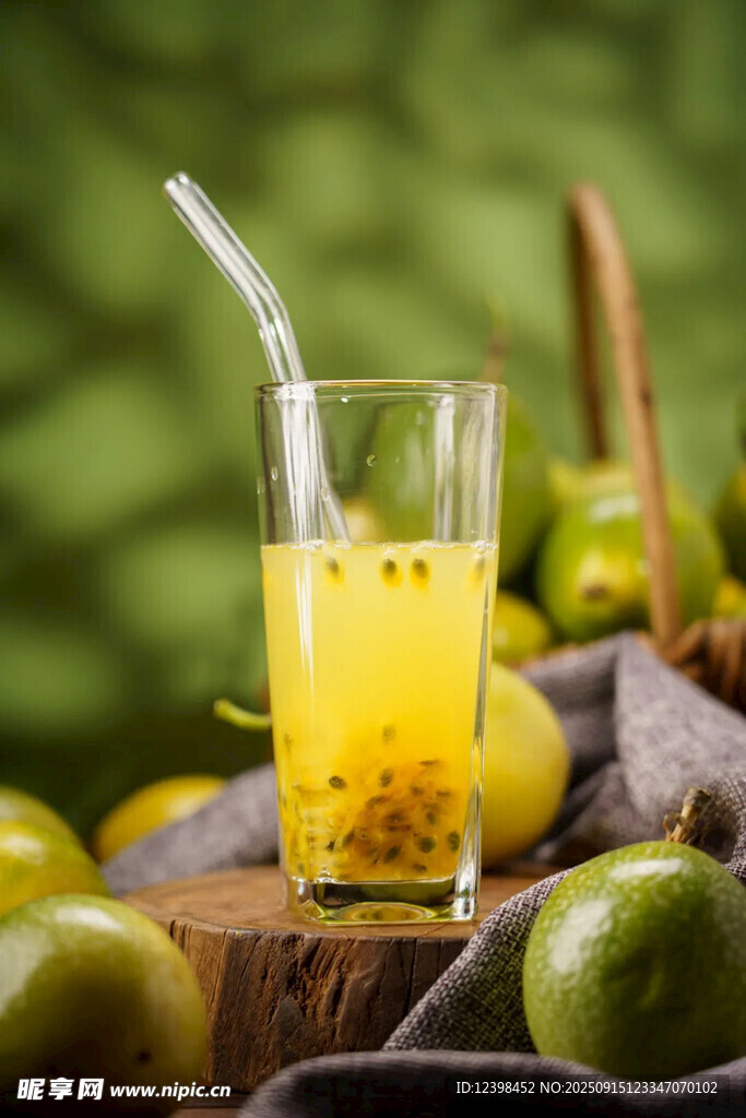 一杯鮮榨百香果飲品