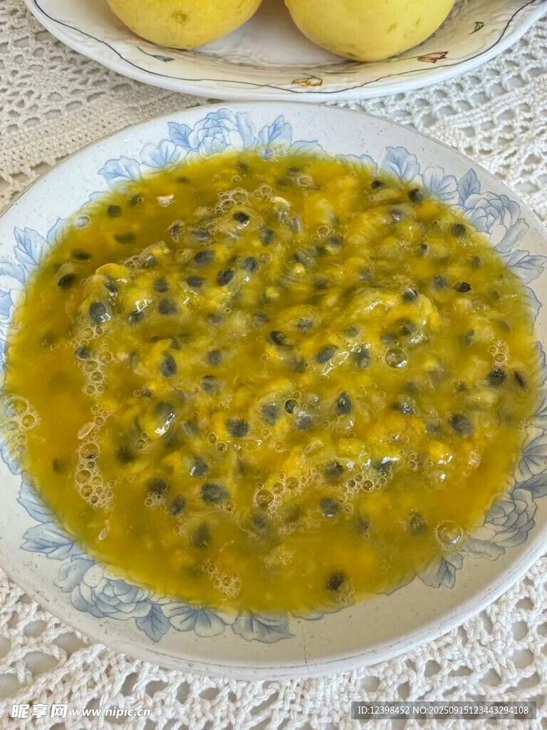 一碗美味的百香果果肉
