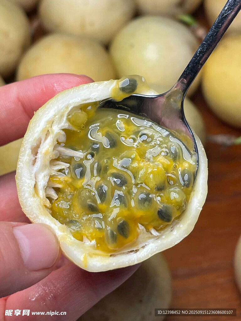 手舀百香果果肉特寫(xiě)