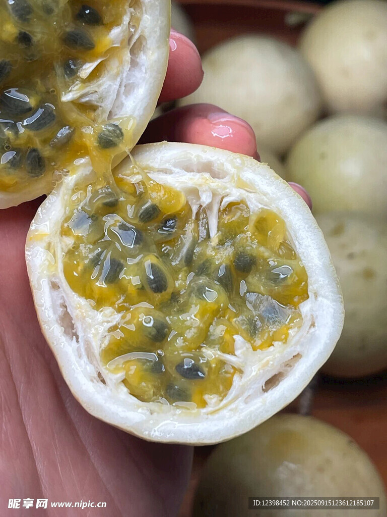切開的百香果果肉誘人