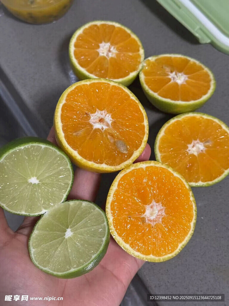 手捧橙檸切片