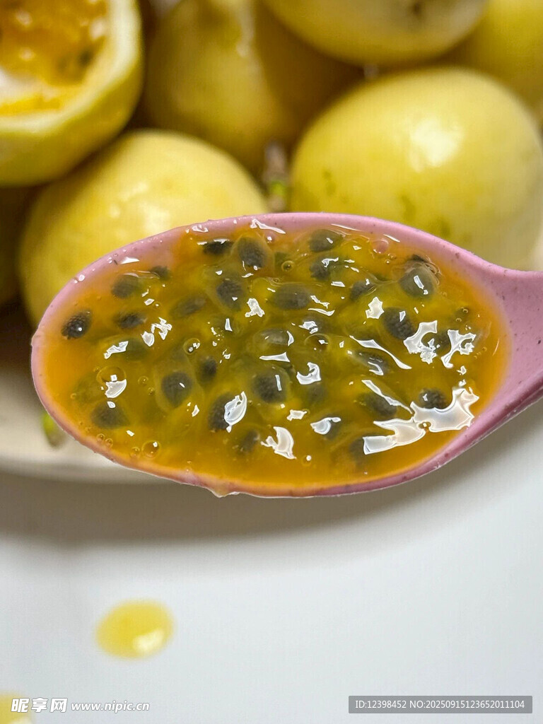 勺子中的百香果果肉