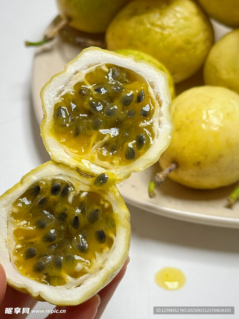 新鮮切開的百香果