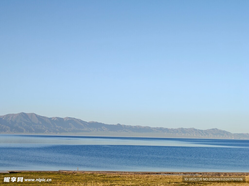 廣闊湖景與遠(yuǎn)山