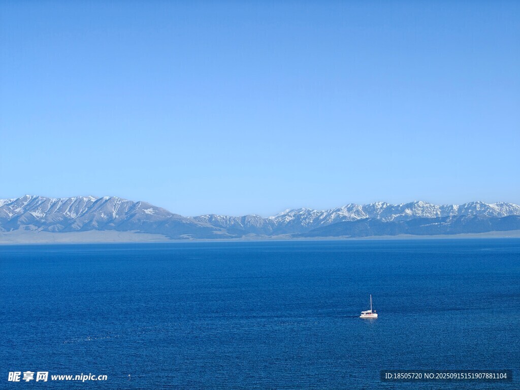 藍(lán)色大海上的孤舟遠(yuǎn)景