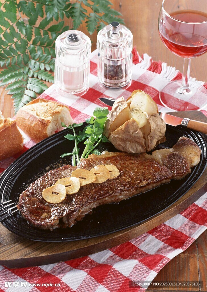 美味牛排配餐擺放在桌前
