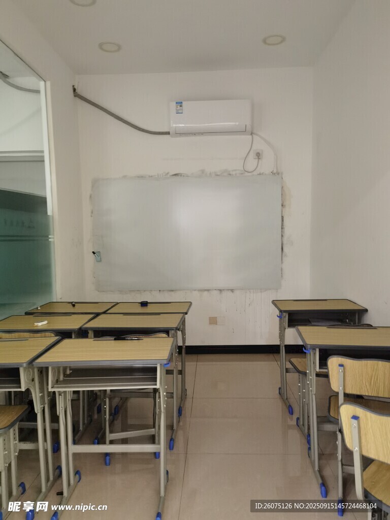 教室內(nèi)部的桌椅與白板