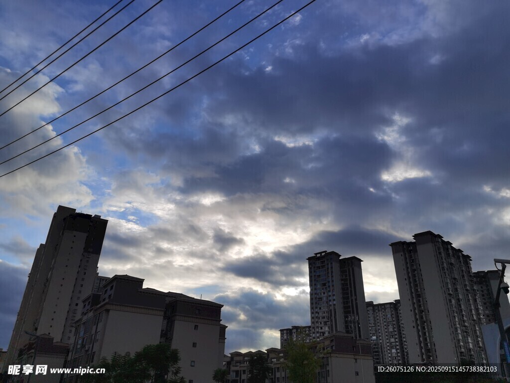 城市天際線與多云天空