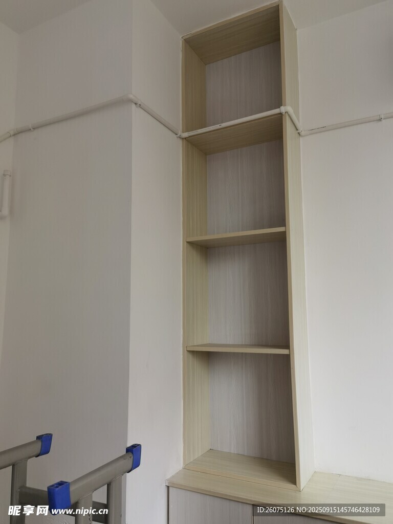 簡約空置物架房間一角