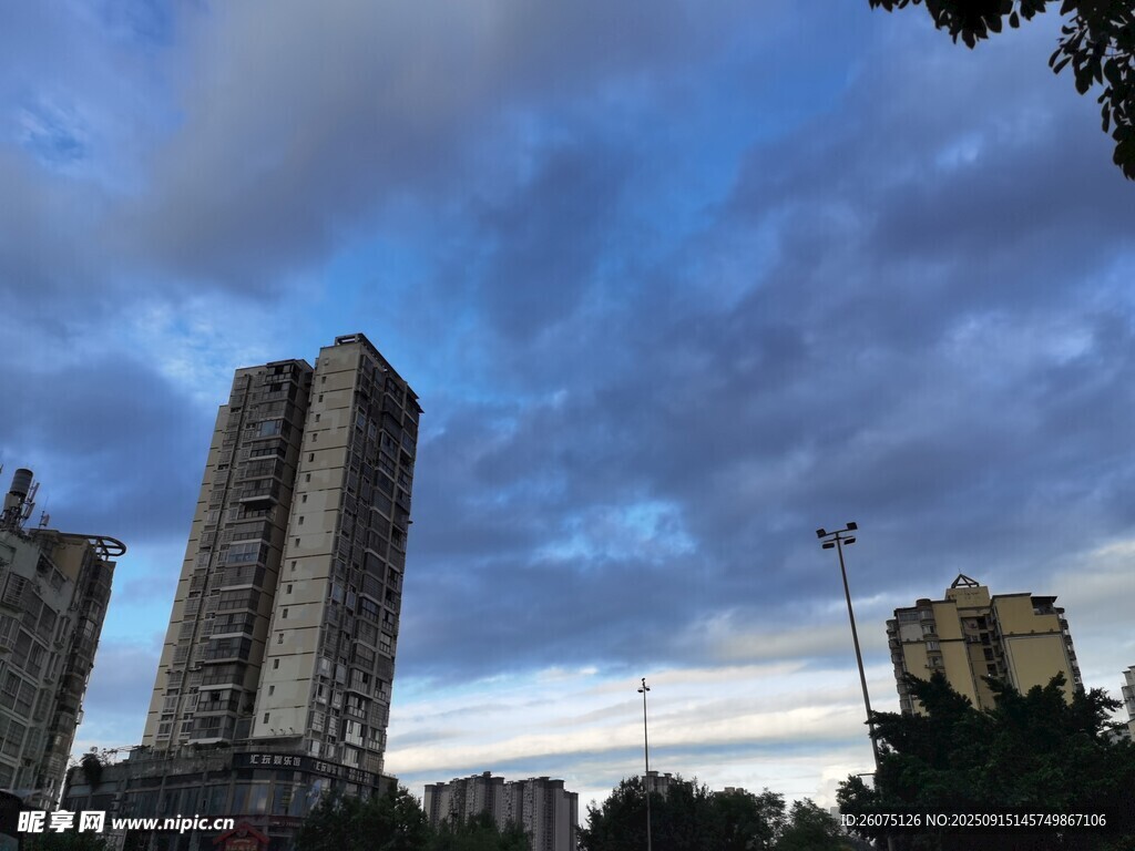城市高樓與多云天空