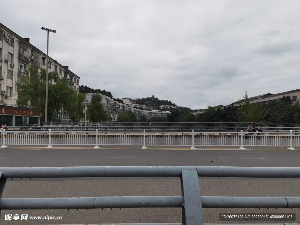 城市道路旁的建筑景觀