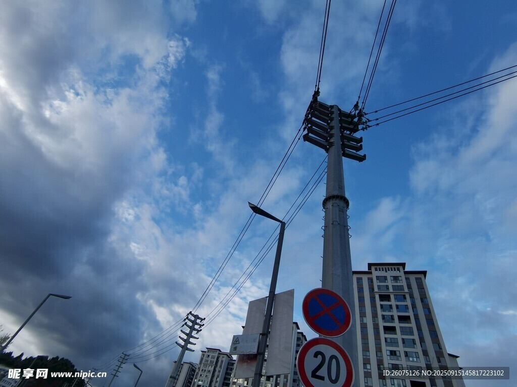 城市中的電線桿與天空景象