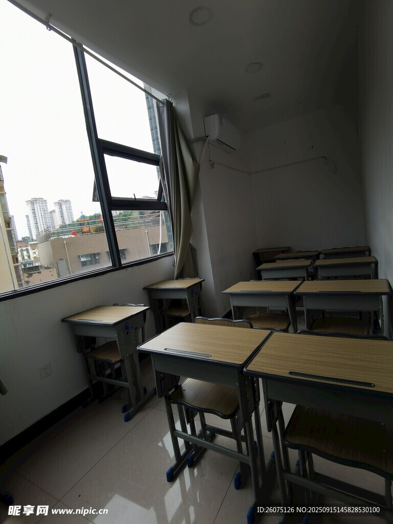 空曠教室桌椅整齊擺放