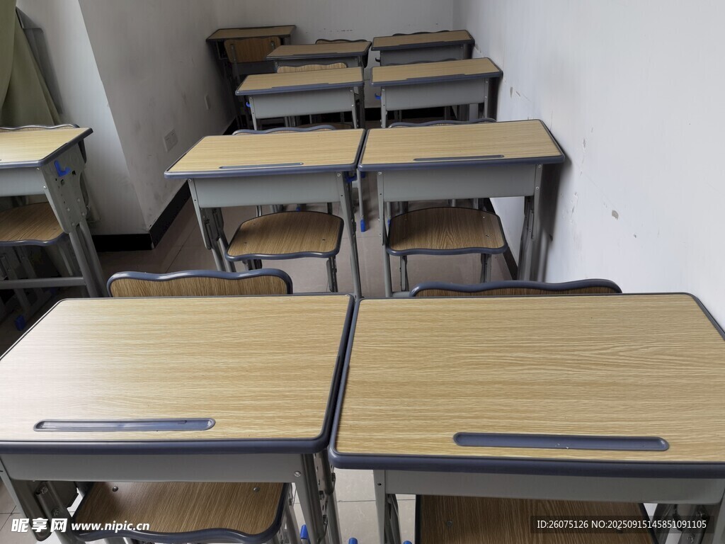 教室中的整齊課桌椅
