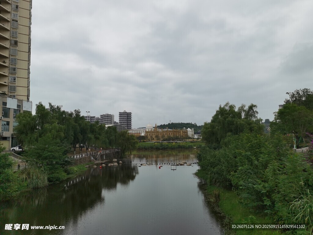 城市河畔風(fēng)景