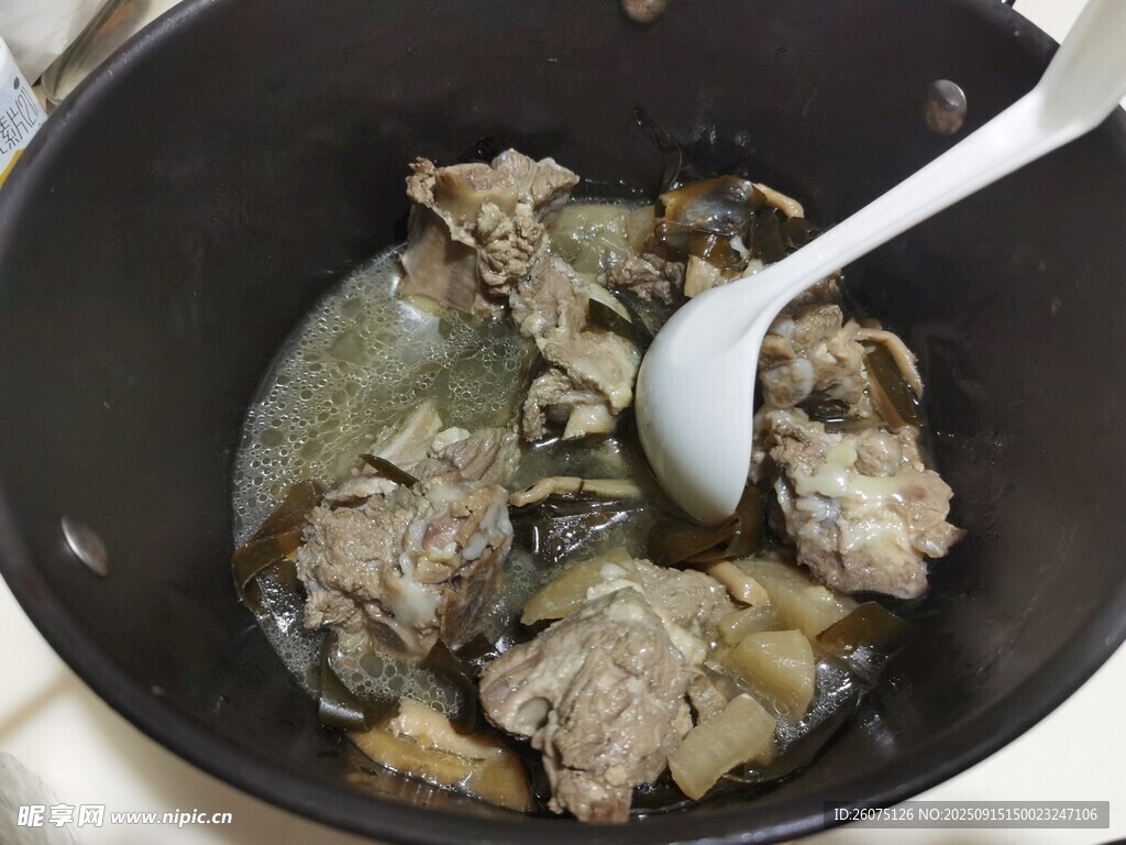 鍋中燉煮的美味排骨