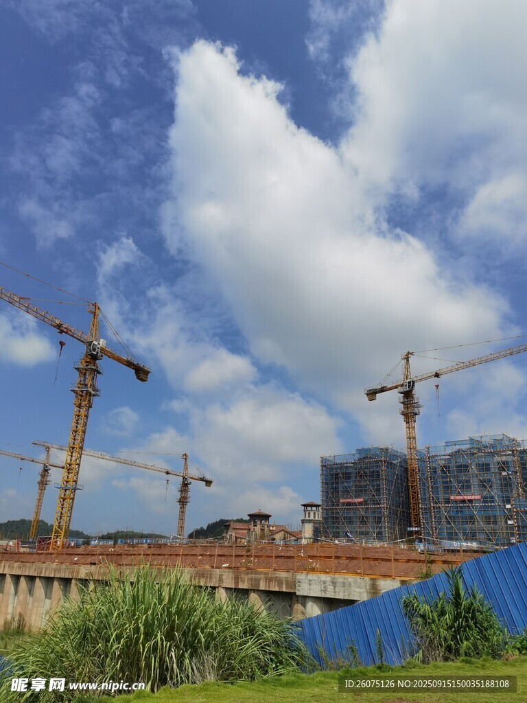 工地塔吊林立建設(shè)場(chǎng)景