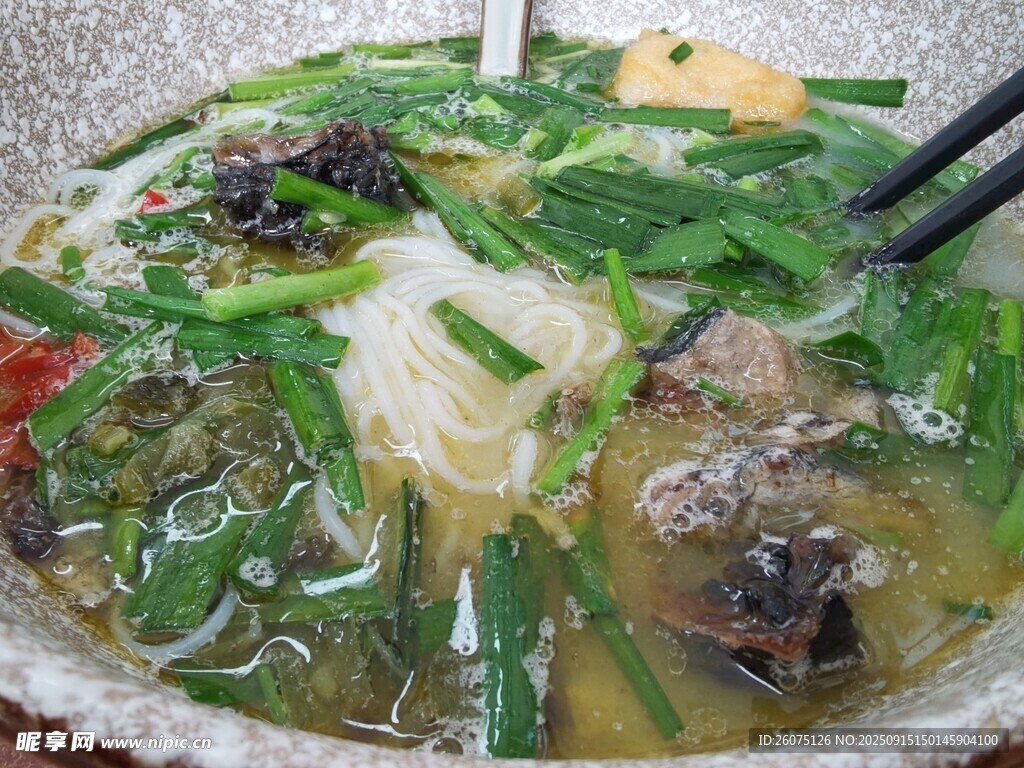 美味鮮香的特色烏雞米線