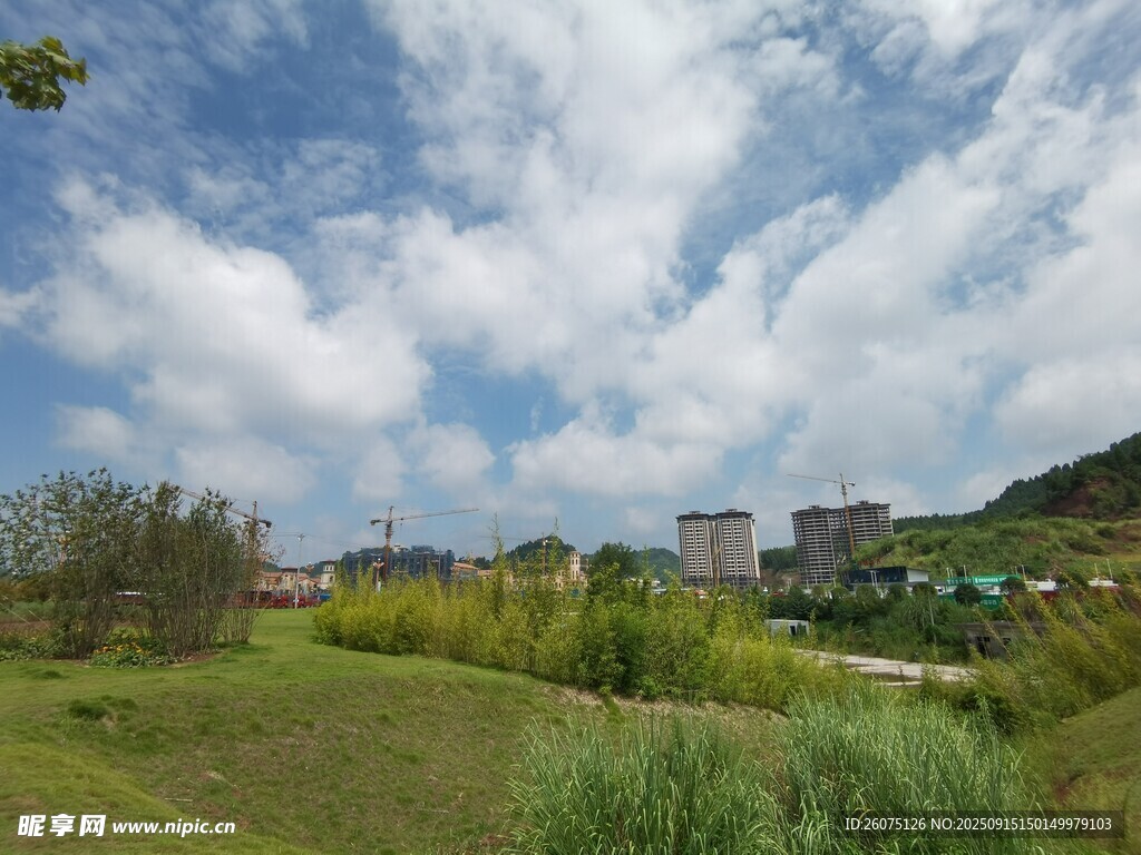 郊外綠野藍(lán)天美景