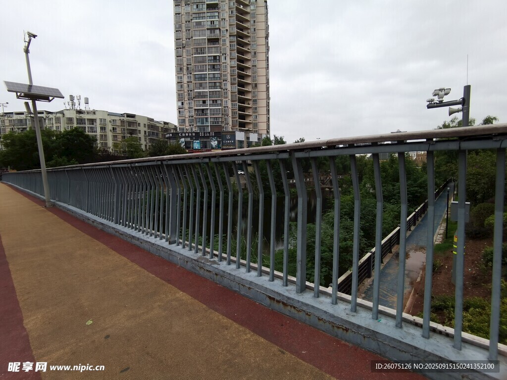 城市橋梁邊的現(xiàn)代建筑景觀