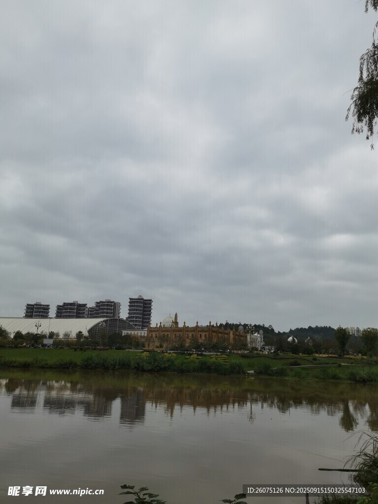陰天湖畔與遠(yuǎn)處建筑景觀