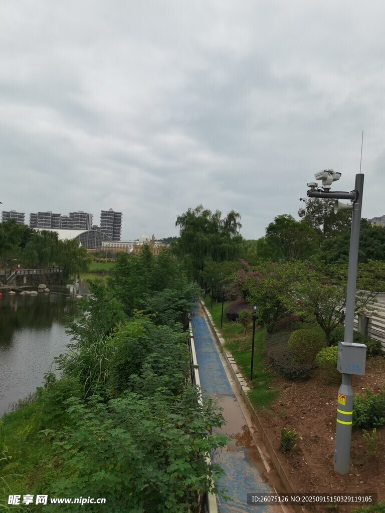 河畔綠植環(huán)繞的步道景觀