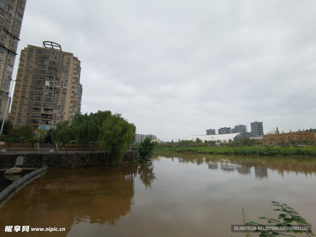 城市河畔景象