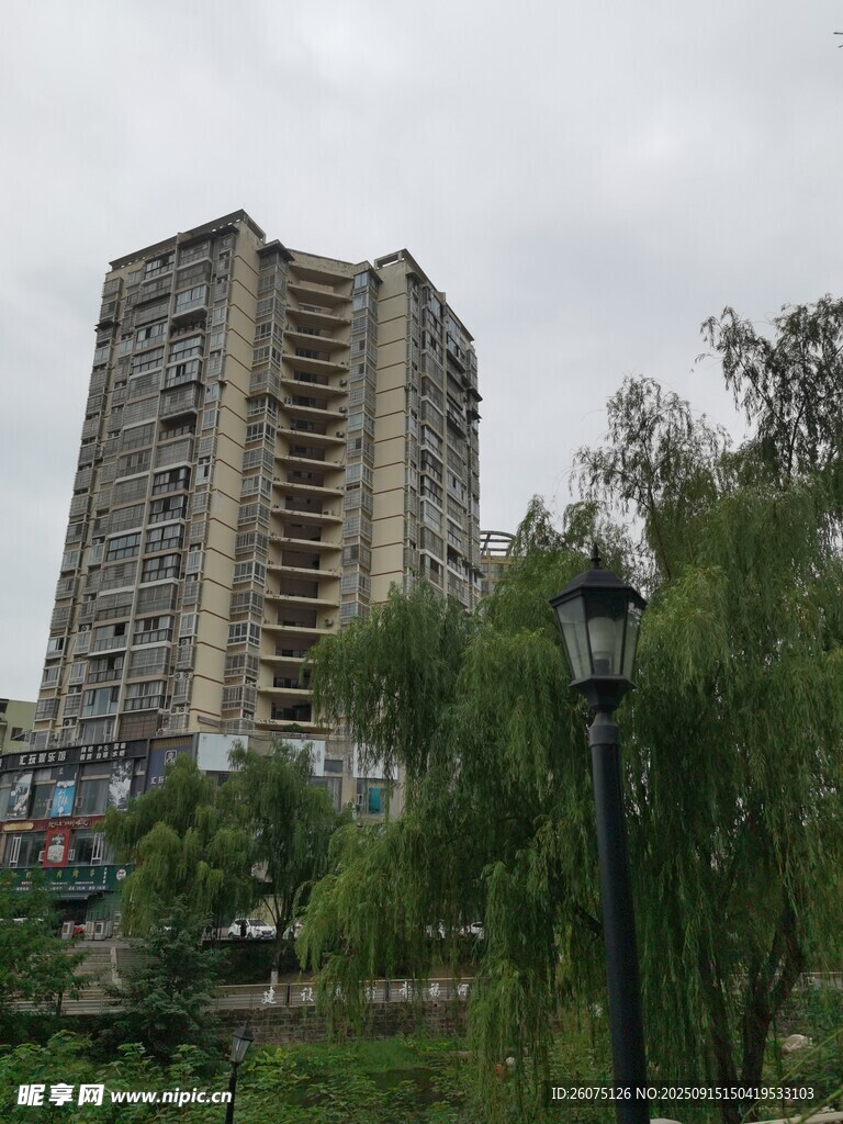 城市中矗立的老舊居民樓