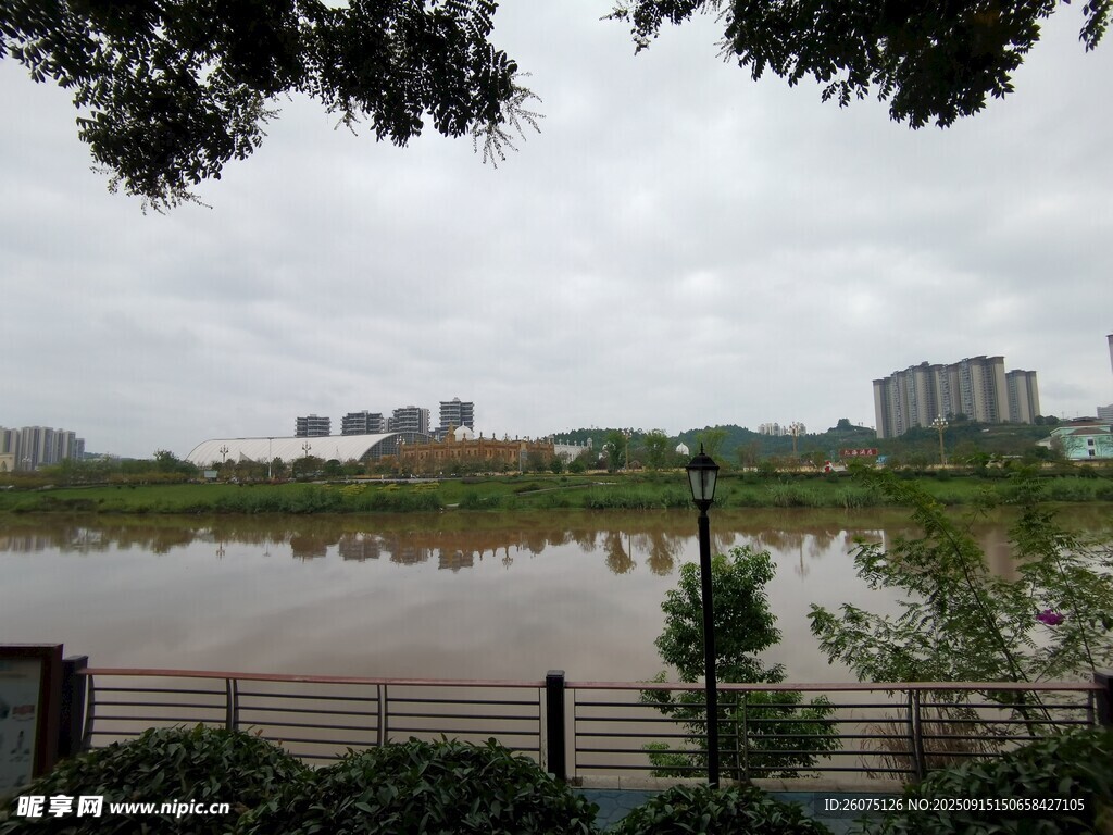 湖畔城市風(fēng)景