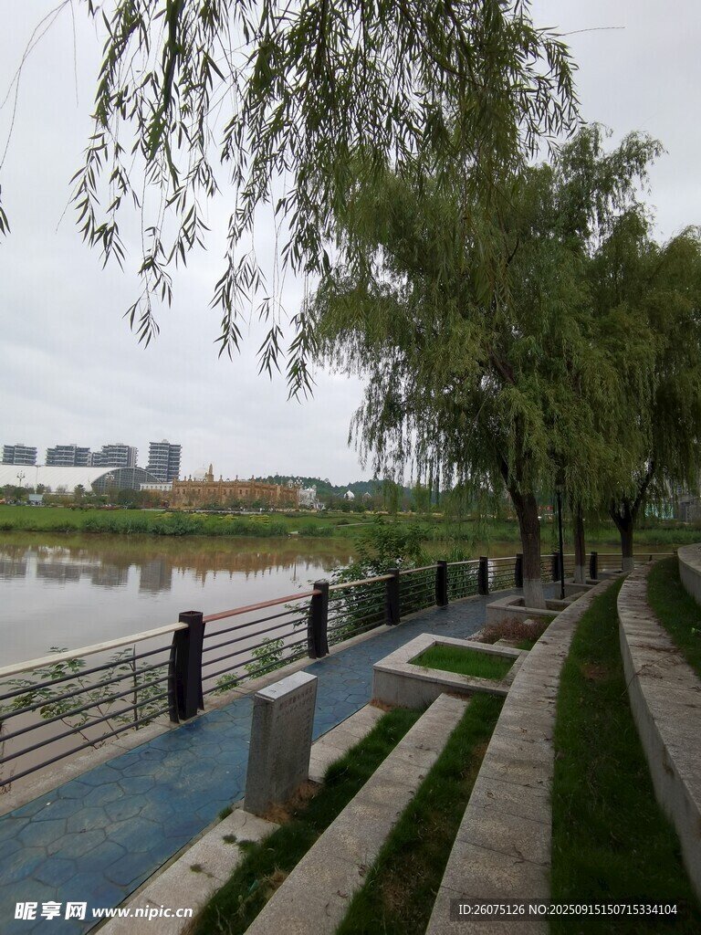 河畔步道風(fēng)景