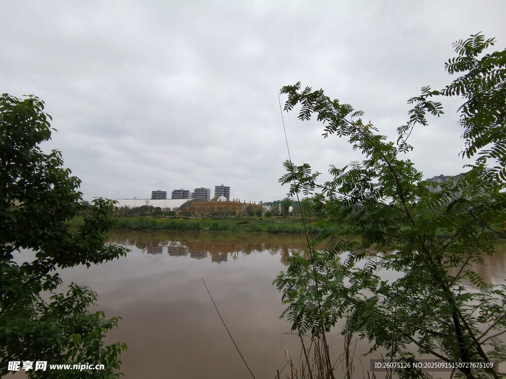 河畔綠樹環(huán)繞的寧靜水域