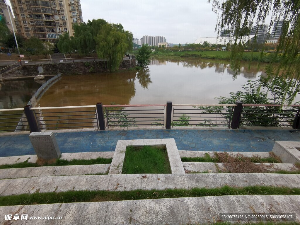 城市中積水的河畔景觀