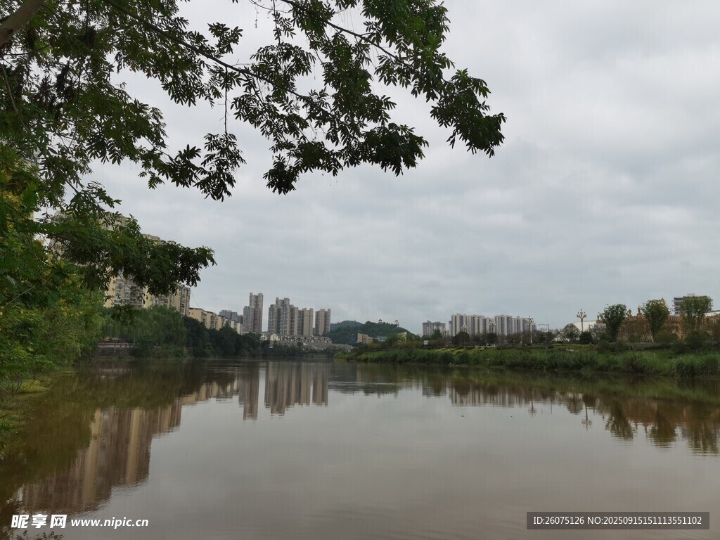 河畔城市風光靜謐湖水景