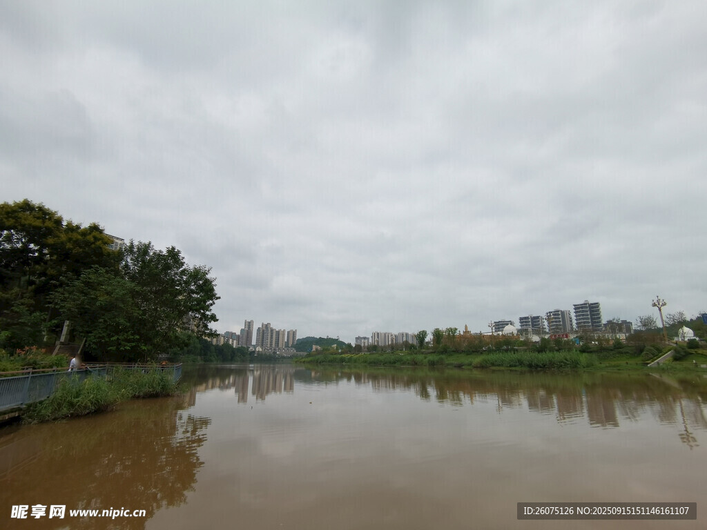陰天的河畔風景