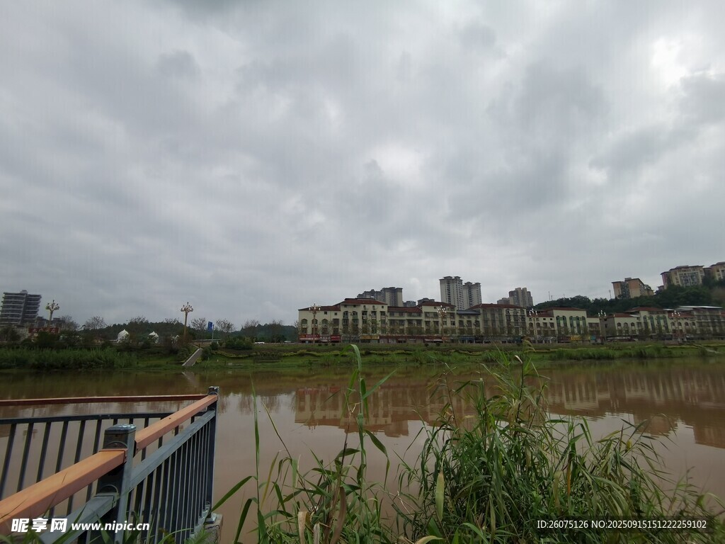 河邊陰雨天景色