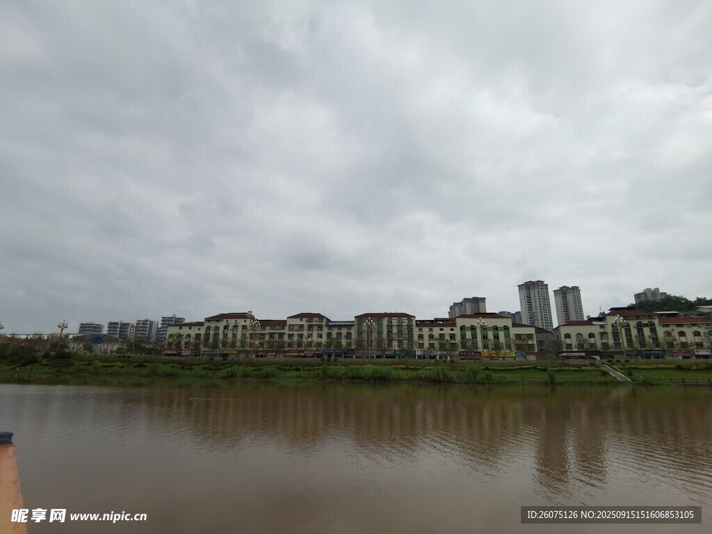 河畔城市景觀天色陰沉