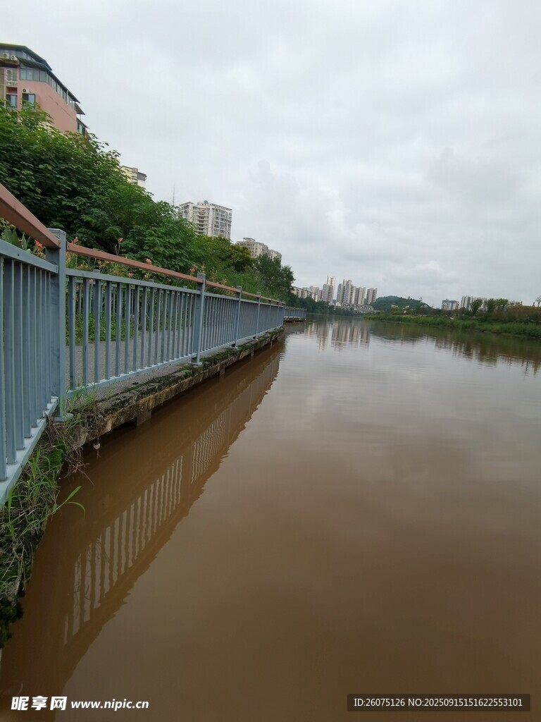 河邊護(hù)欄旁的渾濁河水