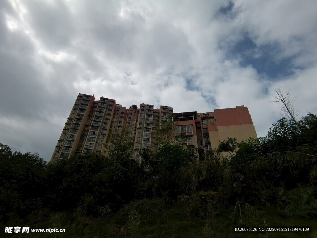 烏云下的高樓建筑