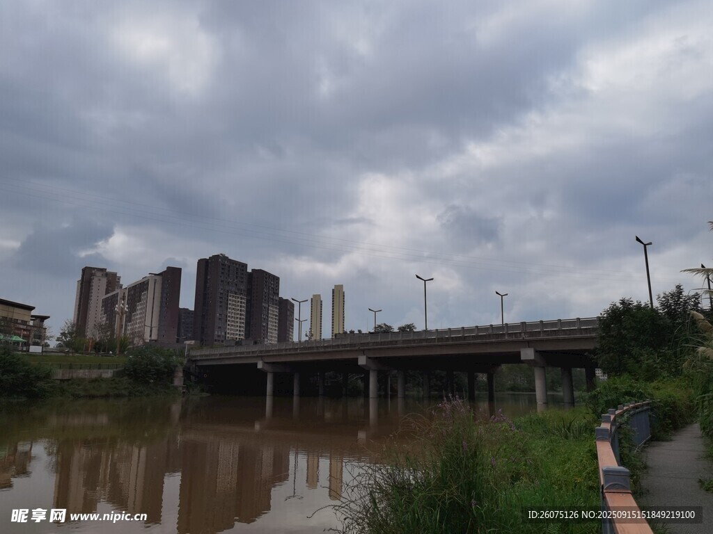 城市河畔橋梁與陰沉天空