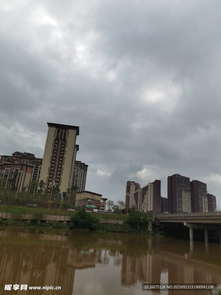 河畔城市建筑景觀