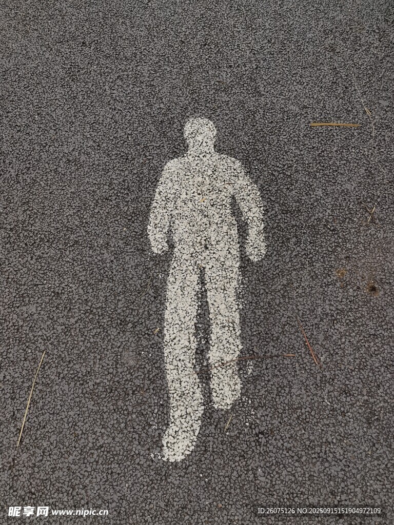 地面上的白色人形圖案