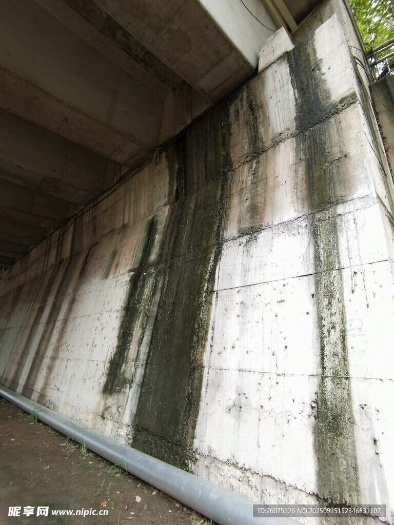 老舊橋梁底部斑駁痕跡